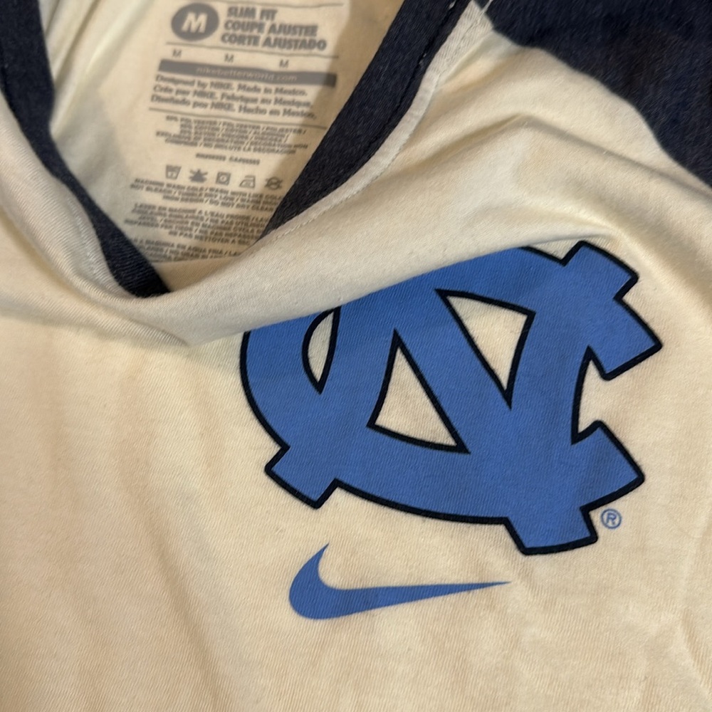 North Carolina Tar Heels Nike Softball Shirt size Medium slim fit - Picture 2 of 4